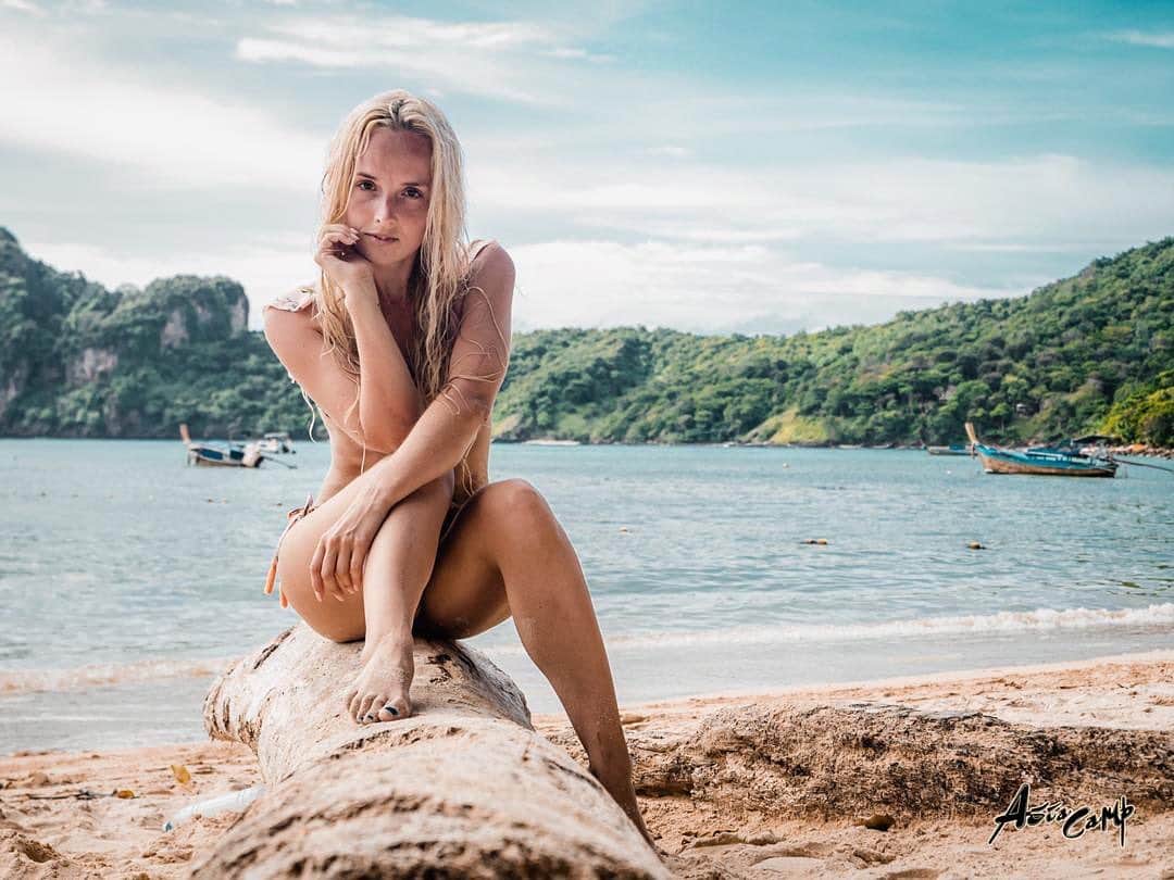 Nika Kljunのインスタグラム：「Reunited with the nature. 🌊 . #wherewebelong #nature_obsession #beachlove #phiphiislands #beachbaby #asiacamp #nikakljun」