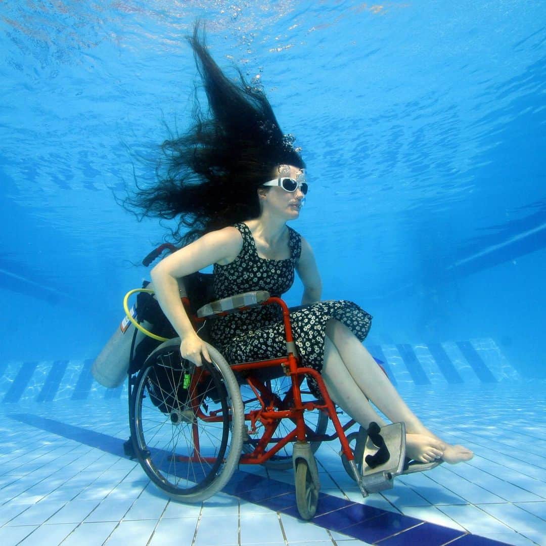 TED Talksのインスタグラム：「When Sue Austin got a power wheelchair, she felt a tremendous sense of freedom — yet others looked at her as though she had lost something. “It was as if they couldn't see me anymore, as if an invisibility cloak had descended,” she says. “When I asked people their associations with the wheelchair, they used words like ‘limitation,’ ‘fear,’ ‘pity’ and ‘restriction.’ I realized I'd internalized these responses and it had changed who I was on a core level.” So, she decided to challenge that narrative and start creating art that communicates the joy she feels when she uses her power chair to maneuver through the world. She began scuba diving in 2005, using an underwater chair to explore ocean beds and swim with fish. “Creating this spectacle is about creating new ways of seeing, being and knowing,” she adds. “The wheelchair becomes a vehicle for transformation.” To watch her #TEDTalk, visit the link in our bio.  Photo courtesy of Sue Austin」