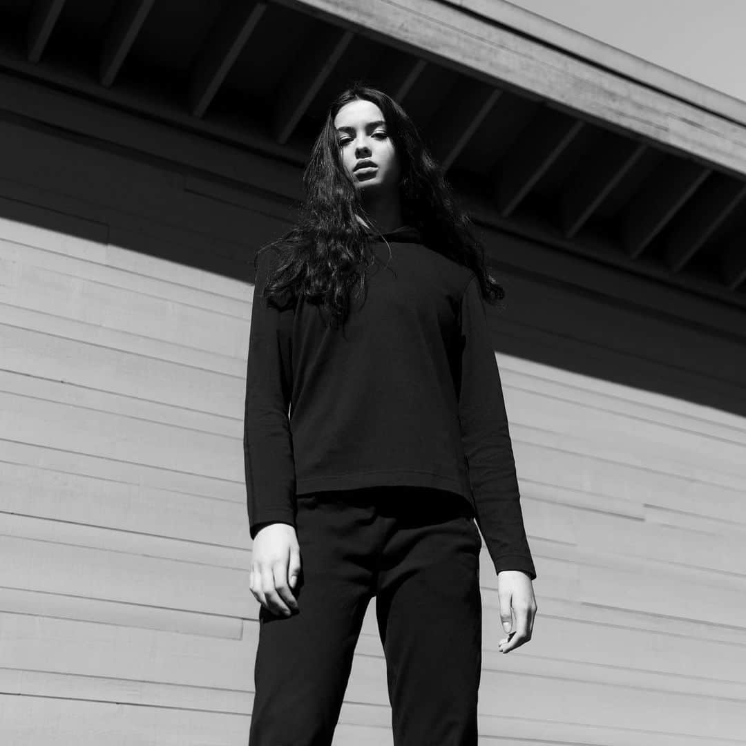 のインスタグラム：「Our women’s Pullover Hoodie and Gym Pant, made in our Vancouver factory from interlock stretch cotton with a soft brushed interior. Offered in Black and Marled Grey colourways. ⁣ ⁣ Available now at ReigningChamp.com and at Reigning Champ Flagship Stores. ⁣ ⁣ #ReigningChamp #ReigningChampWomen」