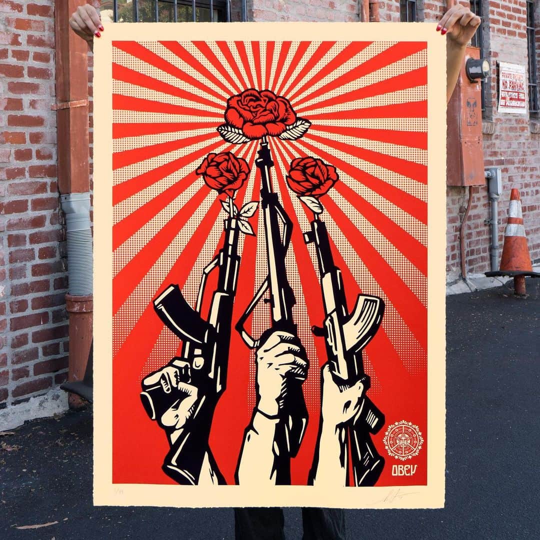 Shepard Faireyさんのインスタグラム写真 - (Shepard FaireyInstagram)「GUNS AND ROSES AVAILABLE TUESDAY, AUGUST 27TH!⁠⠀ ⠀⠀⠀⠀⠀⠀⠀⠀⠀⁠⠀⁠⠀⁠⠀ IMPORTANT MESSAGE FROM THE OBEY GIANT STORE: In celebration of "Facing the Giant: 3 Decades of Dissent,” we are giving away ONE free “Guns and Roses” print to ONE LUCKY WINNER. Giveaway starts today, August 22nd and ends tomorrow, August 23rd at 10 AM PDT. Good luck!⁠⠀ ⠀⠀⠀⠀⠀⠀⠀⠀⠀⁠⠀⁠⠀⁠⠀ RULES:⁠⠀ 1) FOLLOW @obeygiant⁠⠀ 2) LIKE this post⁠⠀ 3) COMMENT on this post and tell us your favorite OBEY GIANT memory⁠⠀ 4) MUST live in the U.S. and be 18 + over⁠⠀ 5) MUST FOLLOW ALL THESE STEPS TO QUALIFY!⁠⠀ Visit the link in bio for full details, terms, and conditions & more. Good luck!⁠⠀ ⠀⠀⠀⠀⠀⠀⠀⠀⠀⁠⠀⁠⠀⁠⠀ According to "Facing the Giant: Three Decades of Dissent" co-curator, Pedro Alonzo:⁠⠀ Inspired by a Chinese propaganda poster created during the Great Proletarian Cultural Revolution (1966 - 1976) in the People’s Republic of China, Fairey transforms the work’s revolutionary motif into a new contemporary anti-war message. The poster was a call-to-action for the formation of a Communist army, believing that military might was necessary to gaining political advantage.⁠⠀ ⠀⠀⠀⠀⠀⠀⠀⠀⠀⁠⠀⁠⠀⁠⠀ Guns and Roses. Serigraph on Coventry Rag, 100% Cotton Custom Archival Paper with hand-deckled edges. 30 x 41 inches. Signed by Shepard Fairey. Numbered edition of 89. Comes with a certificate of authenticity. $900. Available Tuesday, August 27th @ 10 AM PDT at store.obeygiant.com/collections/prints. Max order: 1 per customer/household. *Orders are not guaranteed as demand is high and inventory is limited.* Multiple orders will be refunded. International customers are responsible for import fees due upon delivery.⁣ ALL SALES FINAL.⁠⠀」8月23日 2時00分 - obeygiant