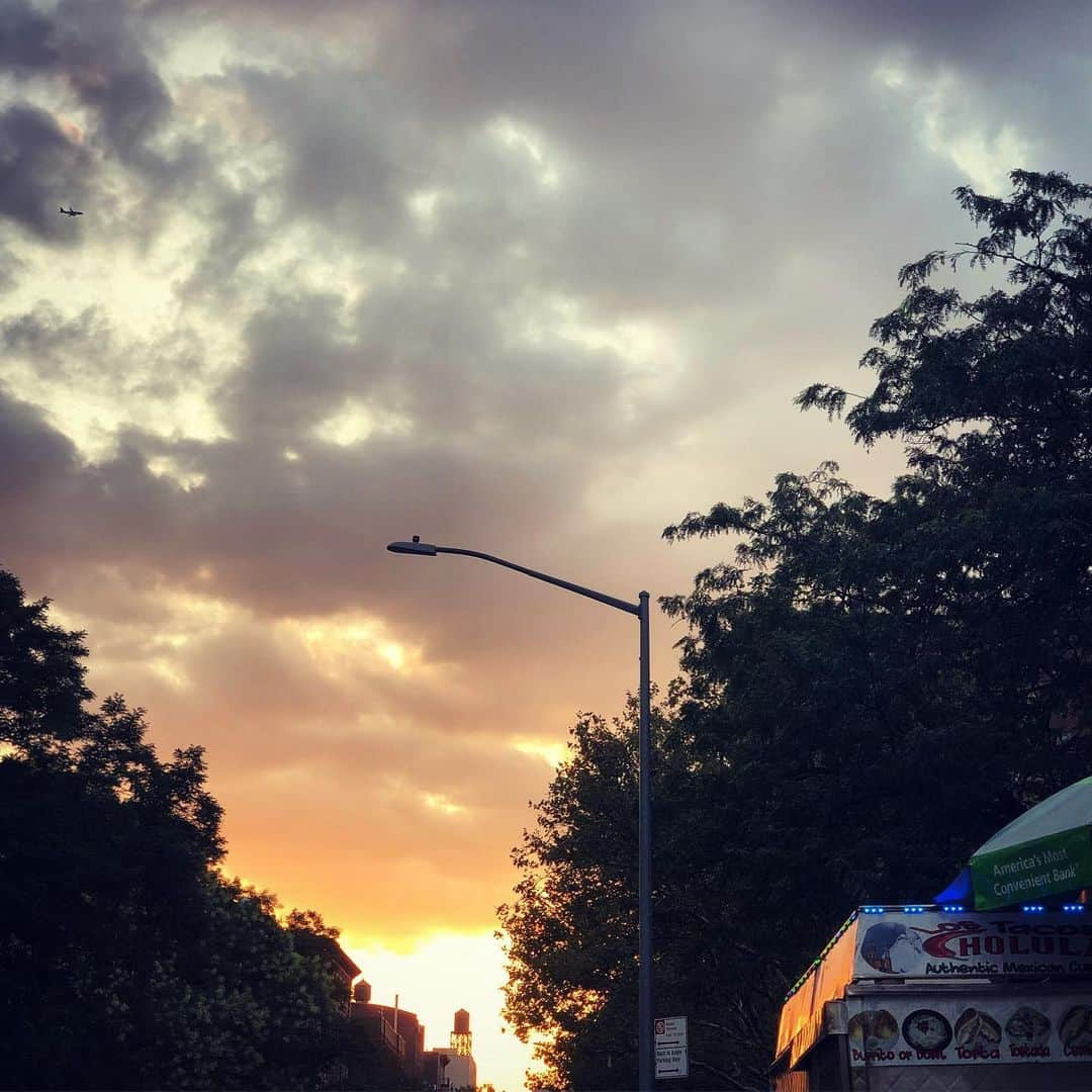 岡田育さんのインスタグラム写真 - (岡田育Instagram)「plane, water tower, and food stand. #newyorkness #streetphotography #manhattanhenge #alphabetcity . . 給水塔に屋台に飛行機、花札の絵柄になりそうなくらいニューヨーク感ある。 #ニューヨーク #アルファベットシティ」8月23日 2時08分 - okadaic