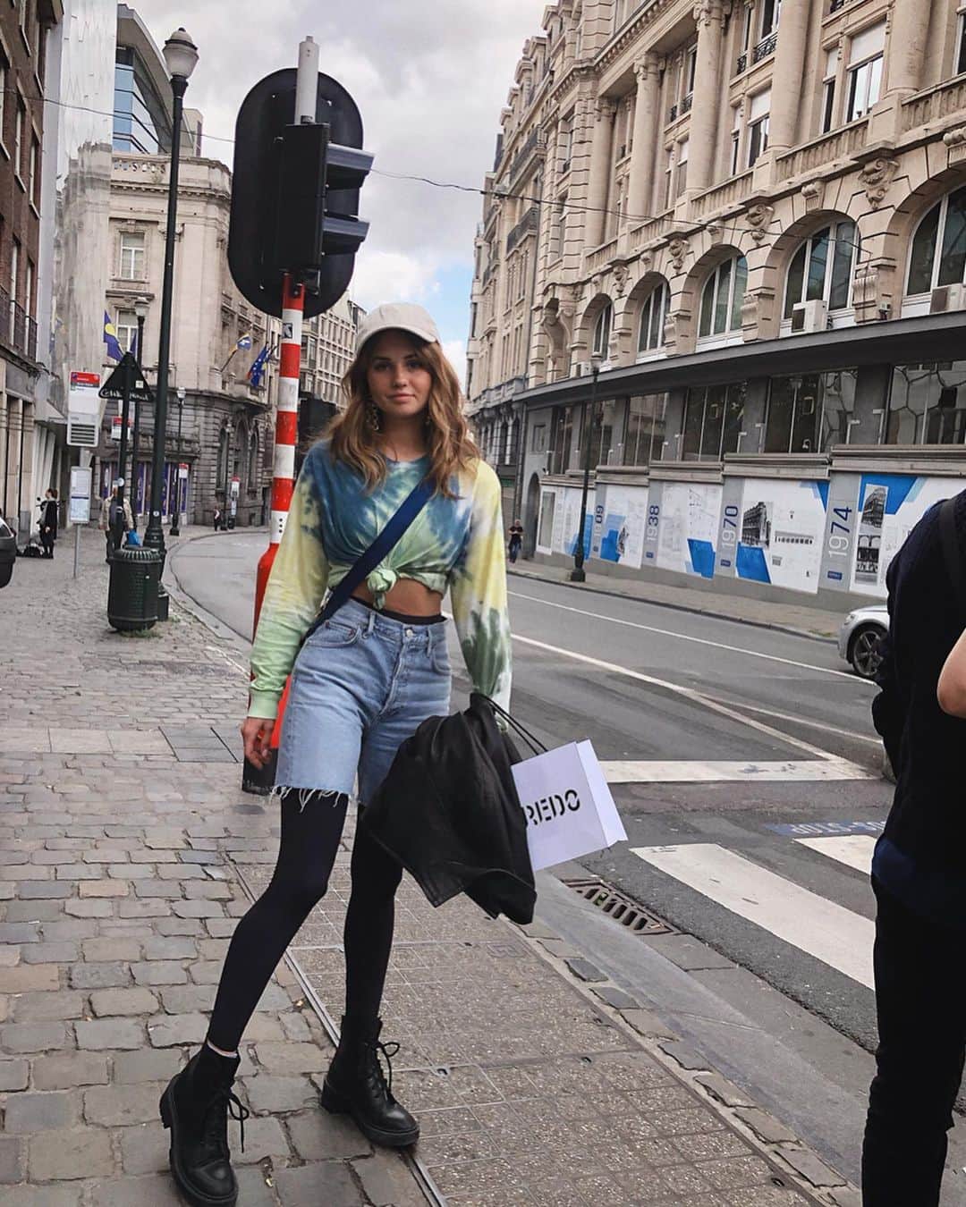 デビー・ライアンのインスタグラム：「Brussels 🇧🇪 the last slide, if you don’t already know what I always leave the house with」