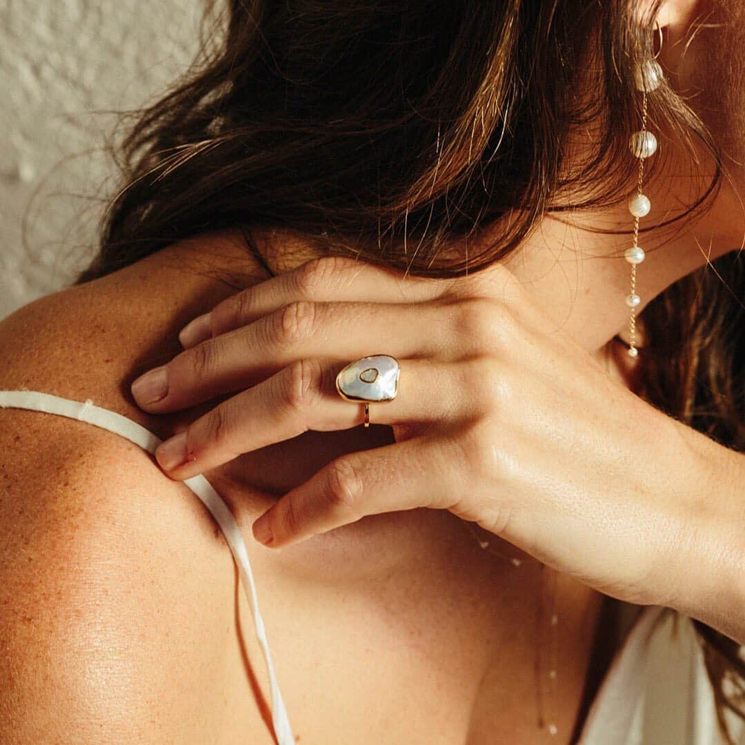 チャンルーさんのインスタグラム写真 - (チャンルーInstagram)「Launching today, our exclusive Oasis Ring — a 14k gold ring houses a keshi pearl inset with a sliced diamond 'oasis' at the center. Online only.」8月23日 2時04分 - chanluu