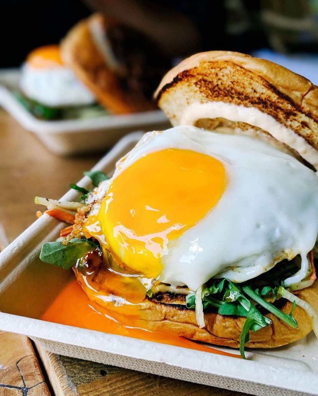 Eater LAさんのインスタグラム写真 - (Eater LAInstagram)「Chori burger from @spoonandporkla with house made filipino pork chorizo, spanish fried egg, organic market greens, and apple slaw on a hawaiian bun. 📸: @scrumphsus. Hashtag #eaterla on your best photos for a chance to be featured.」8月23日 2時26分 - eater_la