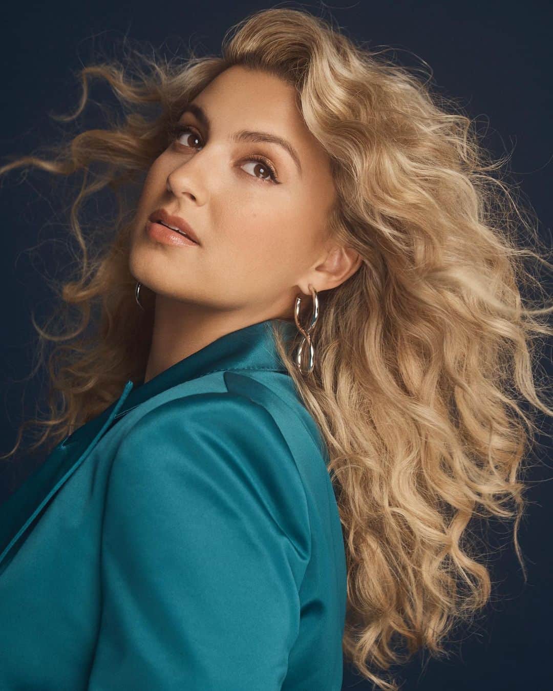 トーライ・ケリーのインスタグラム：「music has helped me in so many ways to process, heal, learn & grow in life... #InspiredByTrueEvents is my grow up album🎬🥀🎞📽」