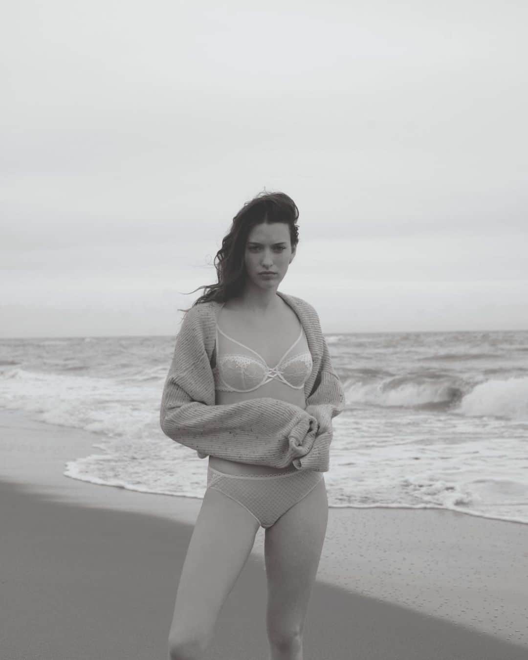 レジャビーのインスタグラム：「Embrace the fit, indulge in the comfort, love Dot Flowers —— Laissez-vous envoûter par le confort de la ligne Dot Flowers #maisonlejaby #lingerie #soutiengorges #savoirfaire #confort #blackandwhite」