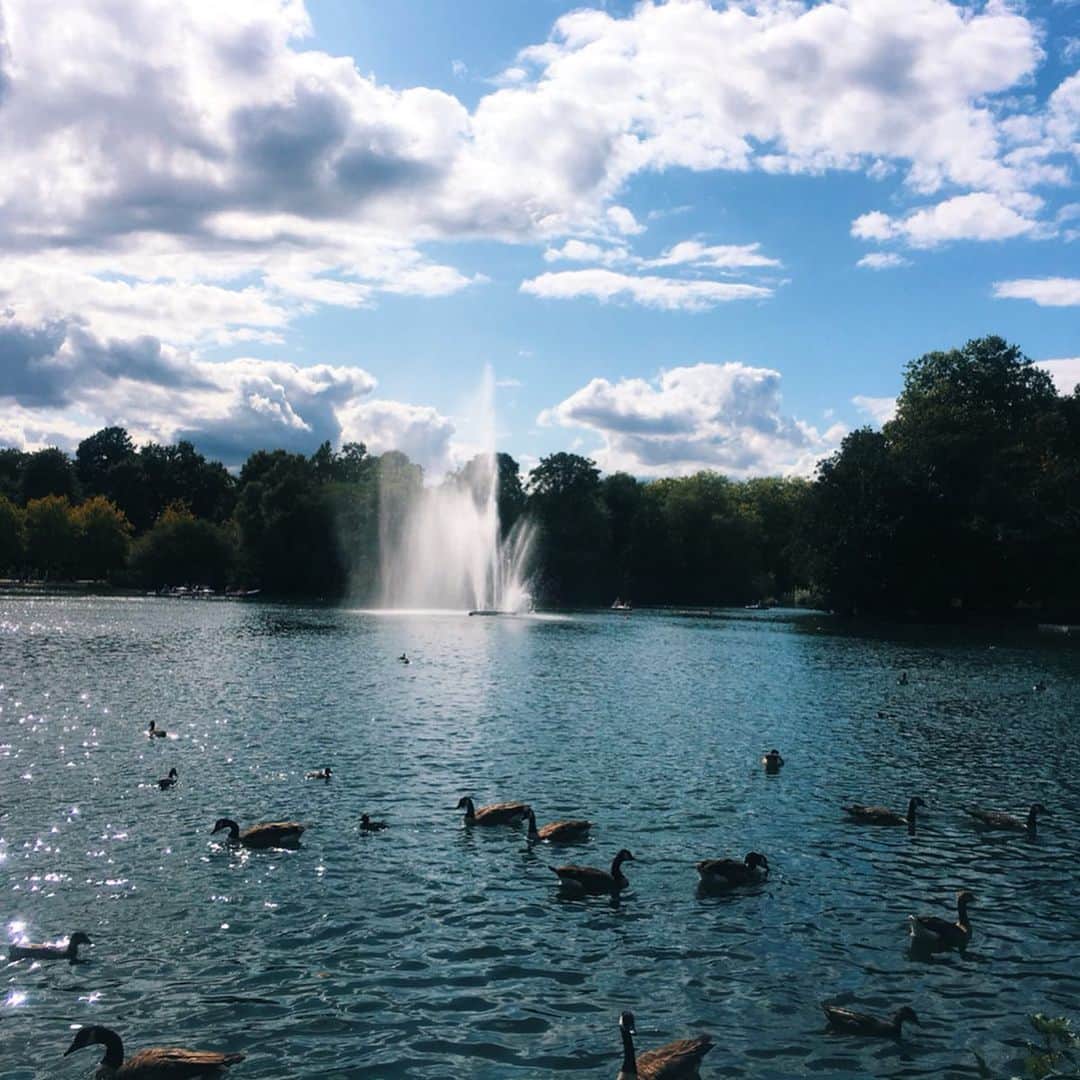 Yu-kiのインスタグラム：「イーストロンドンにあるVictoria Park久々行ったけど、やっぱりこの公園すき🖤日曜だけマーケットも出ててファミリーたくさんいてとっても平和で特に天気のいい日は居心地いい👌🏻パビリオンカフェでコーヒーも飲めるし◎ロンドンは都会なのに緑もたくさんあるところがいいなぁと思う😌#Victoriapark#eastlondon#london#unitedkingdom」