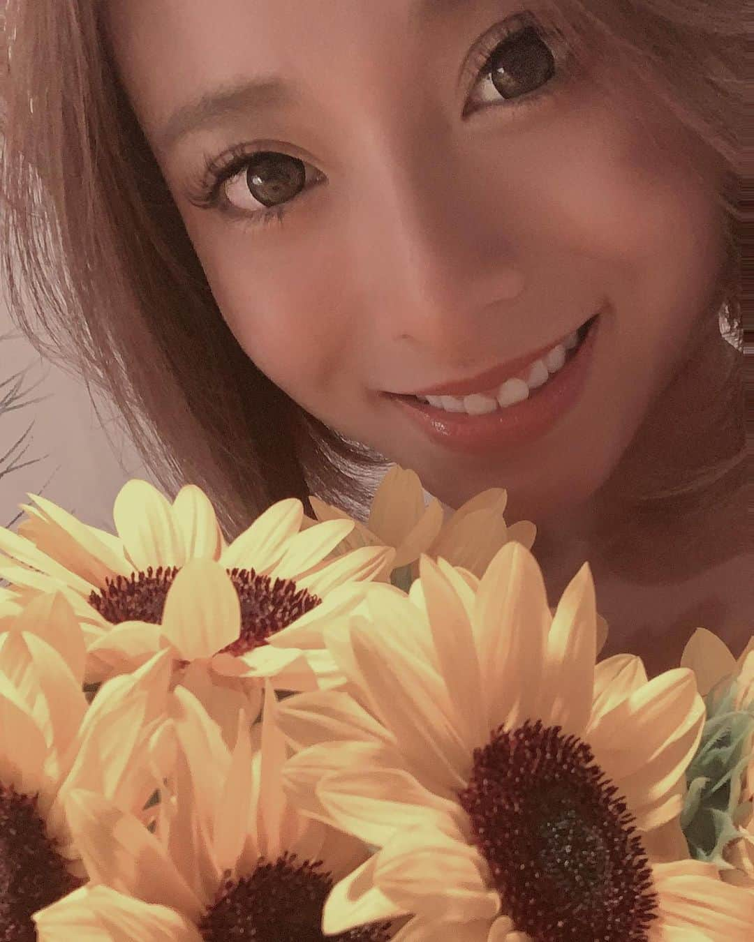 ハピネス笑舞のインスタグラム：「夏よ、終わらないで😢🌻。。💕 花火大会、行きたいなぁ🎆 手持ち花火もしたいなぁ🎇  やりたい事は尽きない😌🌻💕 それが夏🏕  #smile#love#fashion#girl#六本木#銀座#歌舞伎#北新地#中洲#すすきの#大阪#北海道#キャバ嬢#長谷川笑舞#バルセロナ#桃李#おっぱい#巨乳#カジュアル#仲良し#ジム#札幌#劇団桃李#happiness#ダイエット#ベストボディジャパン #bbj日本大会#筋肉#筋トレ女子」