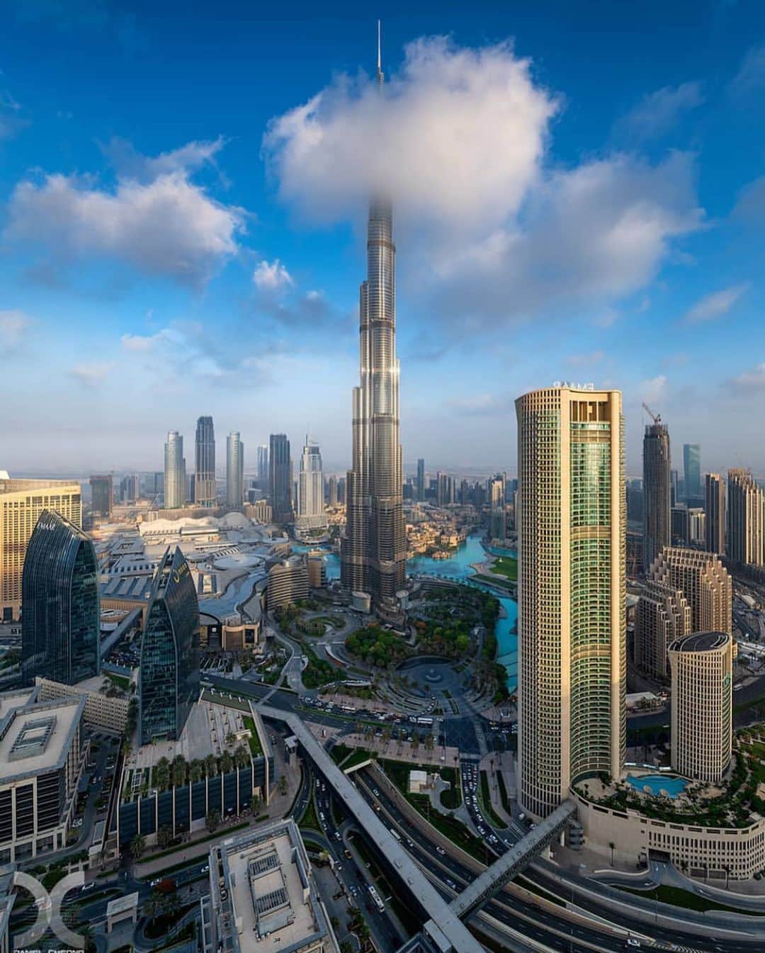 ドバイのインスタグラム：「World’s tallest building #BurjKhalifa #Dubai 📷:@danielcheongdubai」