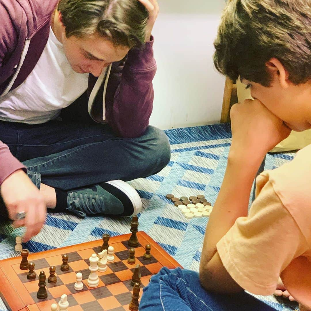 イライアス・ハーガーさんのインスタグラム写真 - (イライアス・ハーガーInstagram)「Michael is teaching me how to play chess. (I’m ready for him today. I looked up some strategies.) @michaelcampion @fullerhouse  #behindthescenes 😁💪🏻」8月23日 3時07分 - eliasharger