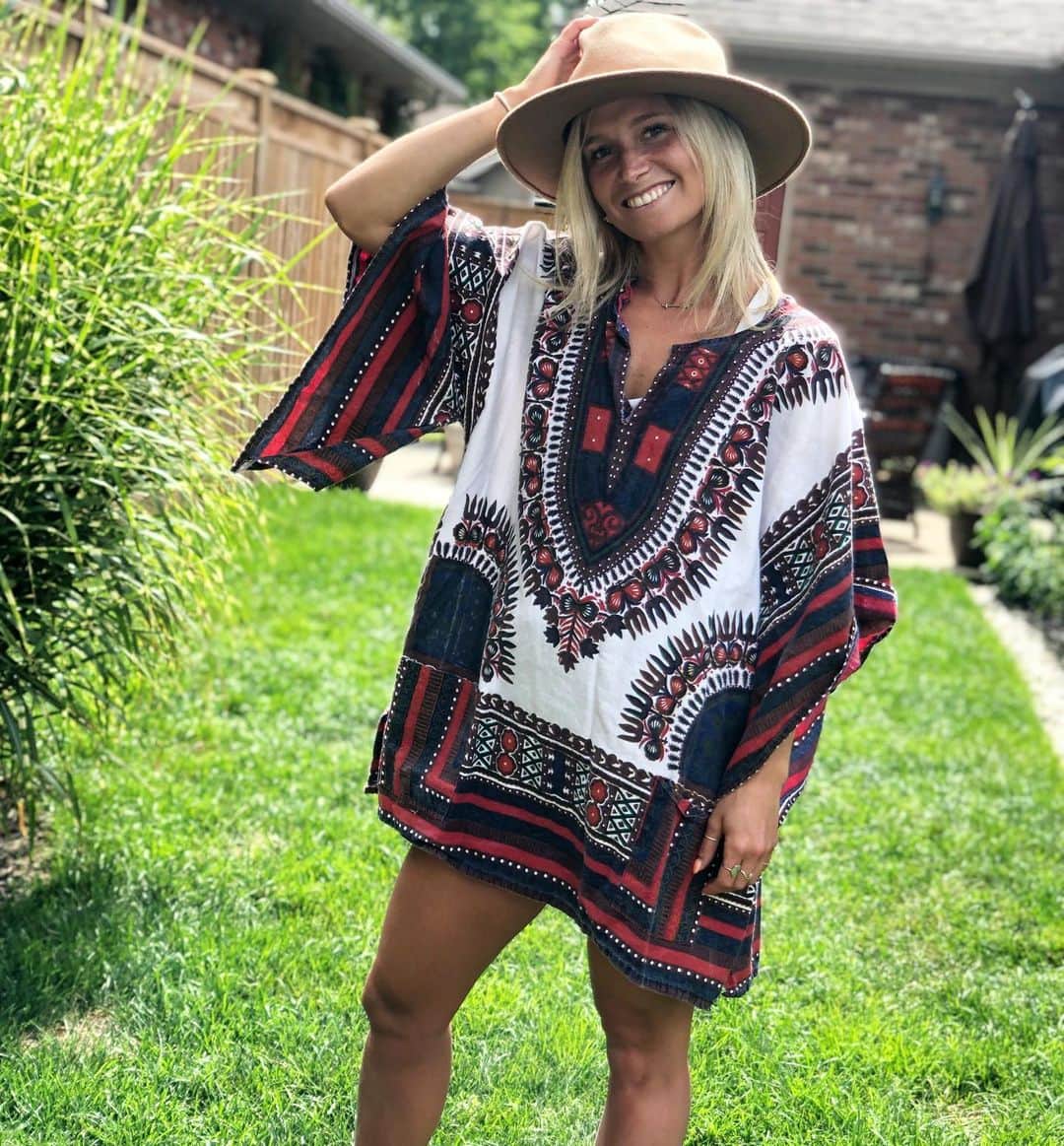 カーステン・ムーア＝タワーズのインスタグラム：「The last week of August and I still have no idea what ‘hot girl summer’ is. Anyway, here’s a photo I like in a dress I like ☀️」