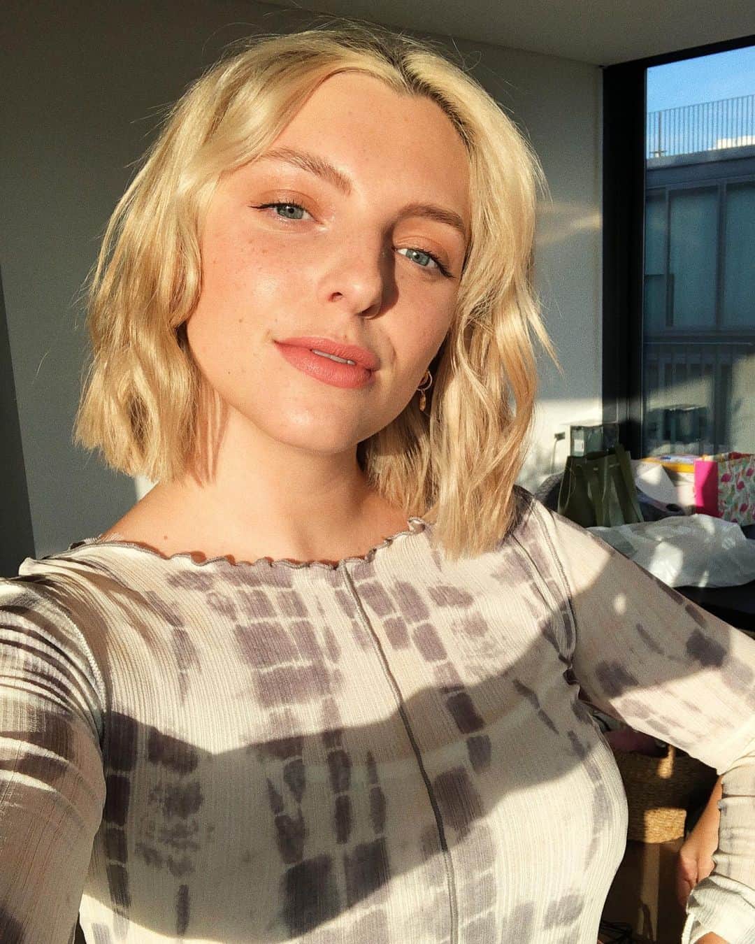 Estée Lalondeのインスタグラム：「Walking on sunshine 🌞 (and yes @klaudiacloud I cut you out of the pic 😂😘)」