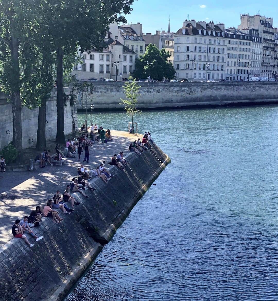 デルタ航空さんのインスタグラム写真 - (デルタ航空Instagram)「Paris is dreamy all year long, all day long. Delta employee Katelyn suggests taking a break from the hustle and bustle to have a seat by the Seine. “Relaxing by the river was a perfect way to end a full day of exploring. The views don’t hurt either!” ⠀⠀⠀⠀⠀⠀⠀⠀⠀ Fly into #CDG nonstop from 11 cities including #BOS, #RDU and #SEA. ⠀⠀⠀⠀⠀⠀⠀⠀⠀ Photo: Katelyn R. - Sr. Marketing Analyst, #ATL」8月23日 3時23分 - delta