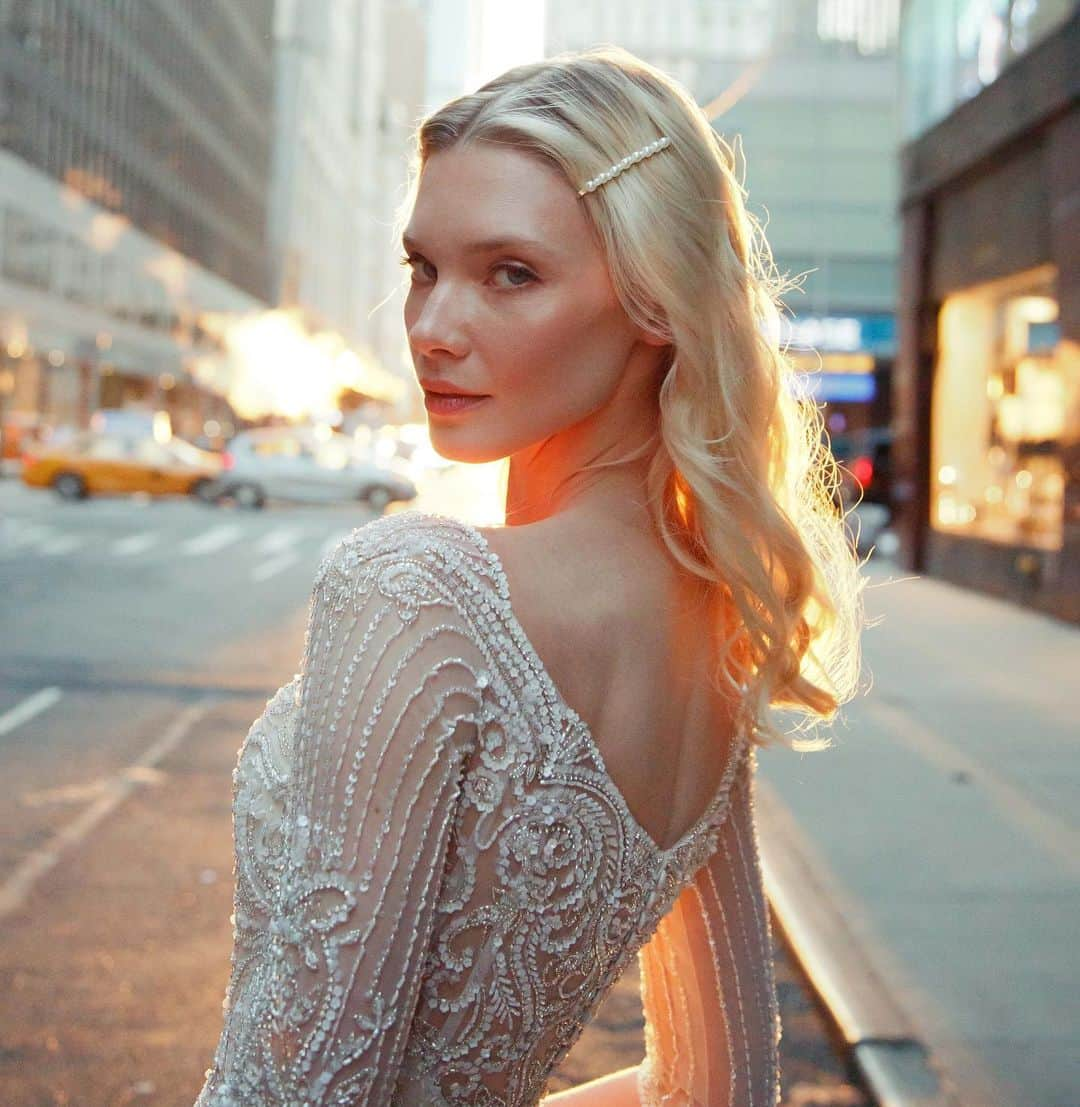 Pronoviasさんのインスタグラム写真 - (PronoviasInstagram)「Walking the streets of New York in the Nocturne dress from our Atelier Collection! Don't you just love the see through embroideries? #PronoviasNYC Make an appointment to try it on (link in bio).」8月23日 3時31分 - pronovias