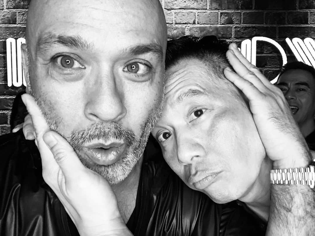 レジー・リーのインスタグラム：「#tbt to what happens when 2 Filipinos grab a selfie.  This brotha @jokoy made me laugh my ass off!! Great to finally meet you!Thanks @ajrafael for connecting!! If you haven’t seen his @netflix special... tune in NOW!! But grab some Kleenex for when you start #laughcrying and a crash pad for when you fall on the floor guffawing. #pinoypower」