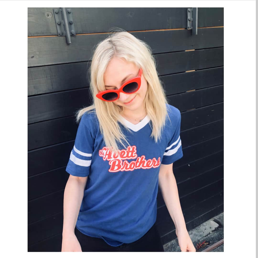 エミリー・キニーさんのインスタグラム写真 - (エミリー・キニーInstagram)「Birthday hangover, back to school, and I’m headed to the airport, so say goodbye to your Avett bros t-shirt. ✌️😏❤️💫🚀」8月23日 3時48分 - emmykinney