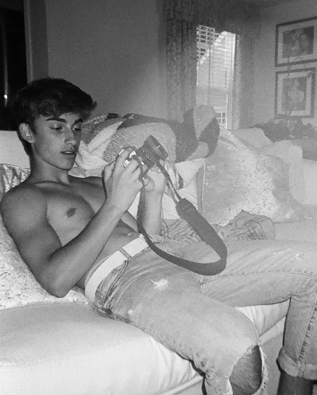 ジョニー・オーランドのインスタグラム：「everything’s cooler in black & white」