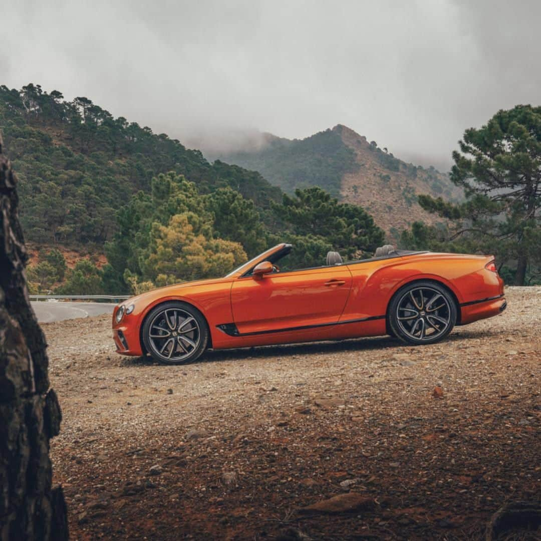 ベントレーさんのインスタグラム写真 - (ベントレーInstagram)「The unmistakable lines of the new #Bentley #ContinentalGTC in Orange Flame. Configure yours through the link in bio. _ Continental GT Convertible WLTP drive cycle: combined fuel consumption: 14.8 mpg (19.1 l/100 km), combined CO2: 336 g/km.」8月23日 4時00分 - bentleymotors