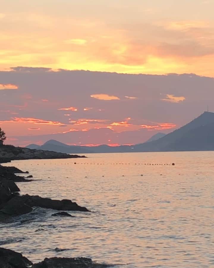 リンジー・モーガンのインスタグラム：「Can I sail through the changin’ ocean tides?/ Can I handle the seasons of my life?/✨」
