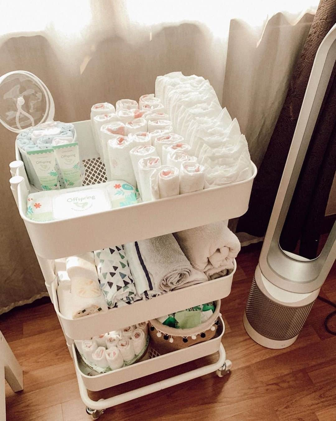 近藤麻理恵さんのインスタグラム写真 - (近藤麻理恵Instagram)「Prepping for a little one? Organize your nursery items by category to reduce stress and increase efficiency. Thanks for the diaper station inspo @careentxy!」8月23日 4時05分 - mariekondo