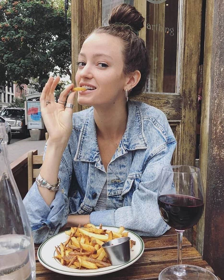 ミーガン・ピュレリさんのインスタグラム写真 - (ミーガン・ピュレリInstagram)「Could use both of these things right about now 🍷🍟. . . 📸 @alannahwalton」8月23日 4時07分 - meganpuleri