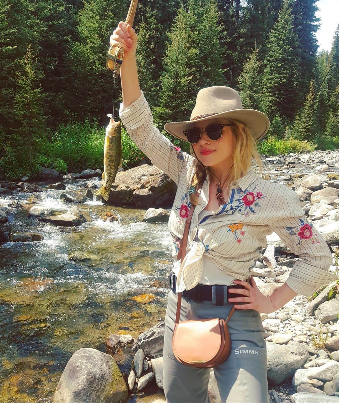 キャサリン・ウィニックのインスタグラム：「Caught a big one😉 #flyfishing」