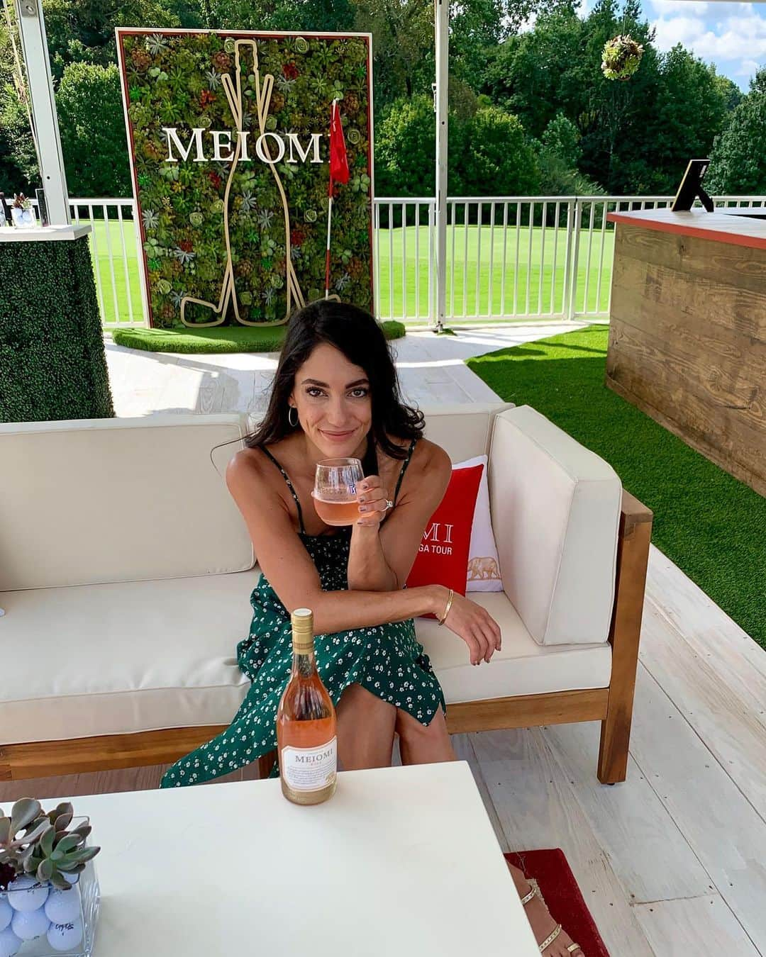 アリソン・ストーキーのインスタグラム：「Rosé to start the day at the TOUR Championship in ATL at the @MeiomiWines Lounge 🥂 #meiomipartner #mymeiomi for 21+」