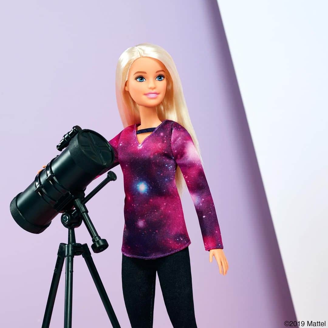 バービーさんのインスタグラム写真 - (バービーInstagram)「Shine bright with the #Barbie @natgeo Astrophysicist Doll! 💫  Complete with a large telescope and galaxy map, your little one can reach for the stars and discover endless playtime.」8月23日 4時30分 - barbie