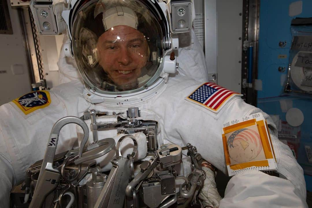 国際宇宙ステーションさんのインスタグラム写真 - (国際宇宙ステーションInstagram)「Pic 1: NASA astronaut Andrew Morgan is pictured working outside the International Space Station during a six-hour and 32-minute spacewalk to install the orbiting lab’s second commercial crew vehicle docking port, the International Docking Adapter-3 (IDA-3). Pic 2: NASA astronaut Andrew Morgan is pictured in his U.S. spacesuit inside the International Space Station's Quest airlock.  Pic 3: NASA astronaut Nick Hague is pictured in his U.S. spacesuit inside the International Space Station's Quest airlock.  Pic 4: NASA astronaut Christina Koch poses for a portrait with Andrew Morgan and Nick Hague in their U.S. spacesuits.  Pic 5: NASA astronauts Andrew Morgan and Nick Hague pose with their U.S. spacesuits.  #nasa #astronaut #international #space #station #spacewalk #walk」8月23日 5時27分 - iss