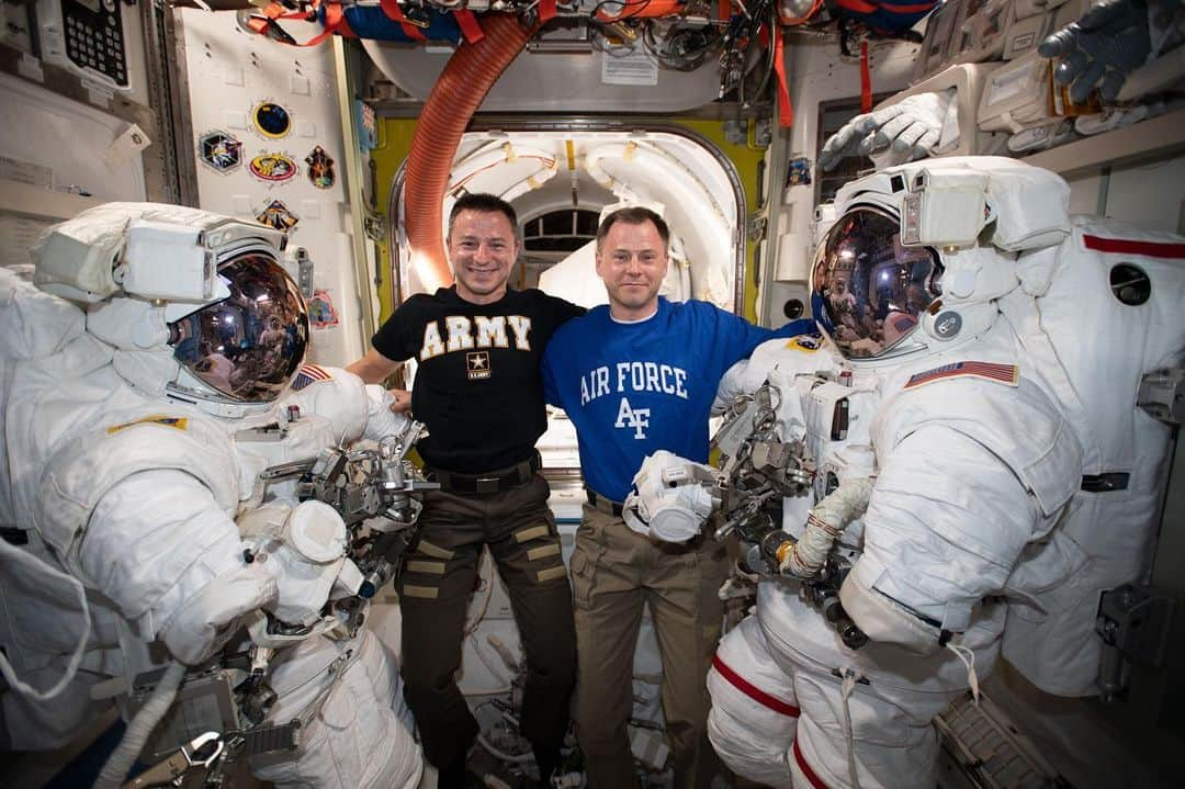 国際宇宙ステーションさんのインスタグラム写真 - (国際宇宙ステーションInstagram)「Pic 1: NASA astronaut Andrew Morgan is pictured working outside the International Space Station during a six-hour and 32-minute spacewalk to install the orbiting lab’s second commercial crew vehicle docking port, the International Docking Adapter-3 (IDA-3). Pic 2: NASA astronaut Andrew Morgan is pictured in his U.S. spacesuit inside the International Space Station's Quest airlock.  Pic 3: NASA astronaut Nick Hague is pictured in his U.S. spacesuit inside the International Space Station's Quest airlock.  Pic 4: NASA astronaut Christina Koch poses for a portrait with Andrew Morgan and Nick Hague in their U.S. spacesuits.  Pic 5: NASA astronauts Andrew Morgan and Nick Hague pose with their U.S. spacesuits.  #nasa #astronaut #international #space #station #spacewalk #walk」8月23日 5時27分 - iss