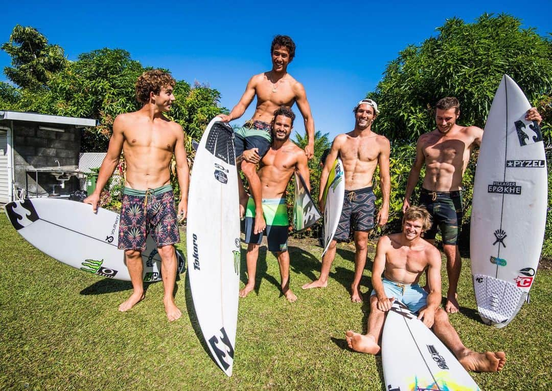 ビラボンさんのインスタグラム写真 - (ビラボンInstagram)「A good crew always lifts each other up.⠀⠀ ⠀⠀ #TahitiPro」8月23日 5時28分 - billabong