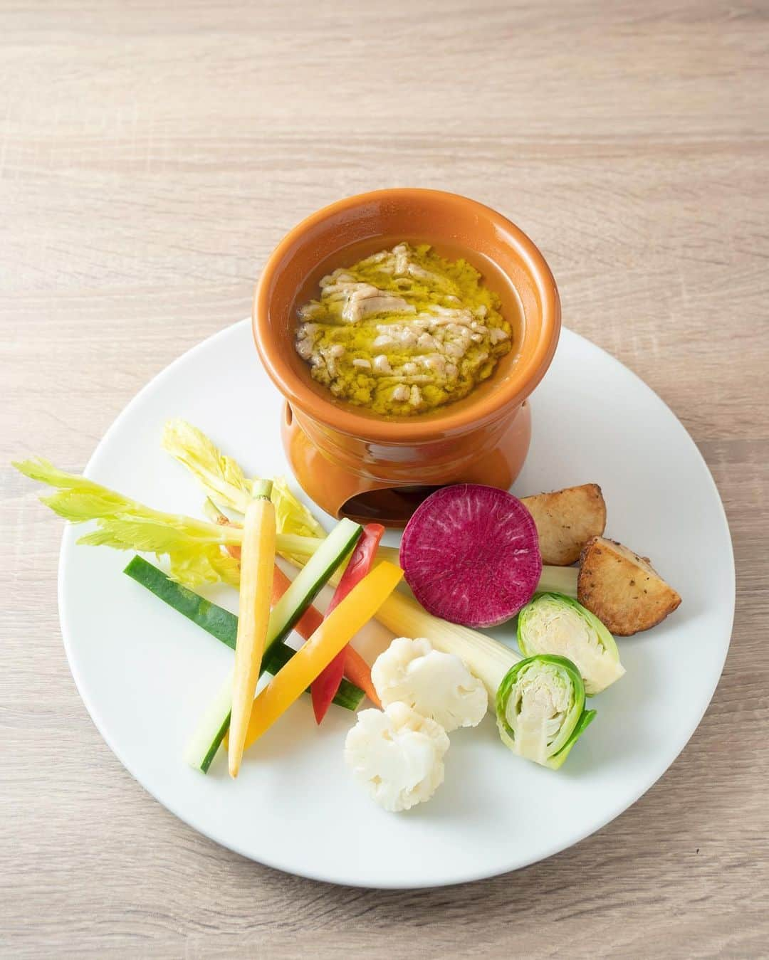 Arancino Di Mareのインスタグラム：「Bagna Cauda is a traditional dish from Piedmont Italy. Meaning “hot bath”, fresh vegetables are enjoyed by dipping in a housemade warm anchovy garlic dip!  #arancinodimare #arancinobeachwalk #piemonte #arancino #italian #restaurant #hawaiisbestkitchens #waikiki #hawaii #oahu #vegetables #crudite #bagnacauda #anchovy #dip #honolulu #おいしい #アランチーノ#イタリアン #ワイキキ #パスタ #ホノルルマラソン #ハワイ #111hawaiiaward #haleainaawards #honolulumagazine #aloha」