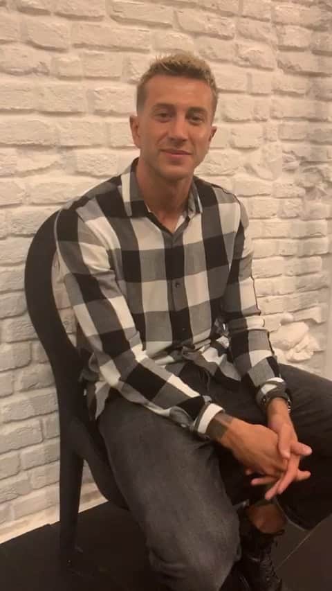 フェデリコ・ベルナルデスキのインスタグラム：「🇮🇹 Non sono solito fare queste “sedute a cuore aperto”, ma ho pensato fosse importante, alla vigilia di questa nuova stagione, farvi vedere anche l’aspetto umano dietro a un giocatore. L’emozione è fortissima e spero di poter contare sempre sul vostro supporto! 🤟🏻⚪️⚫️ #ROCKNGOAL 🇬🇧 I am not used to speaking to my fans so “open heartedly”, but I think it’s important to show the human side to a player. The new season is a few days away and the excitement is real. I hope I can count on you for your support!」