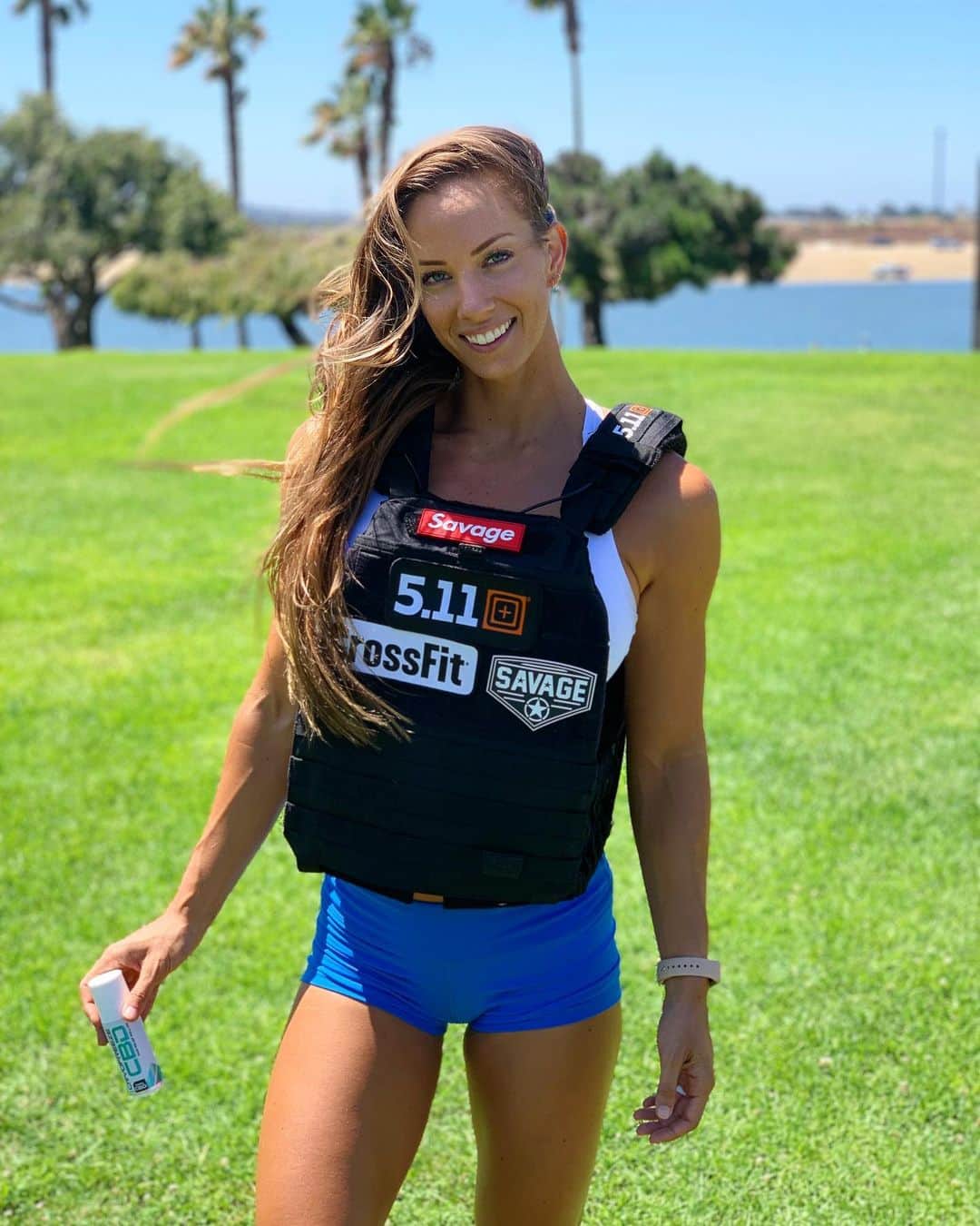 Janna Breslinさんのインスタグラム写真 - (Janna BreslinInstagram)「Who loves a good weight vest seshhh? 🙋🏻‍♀️ It’s no secret that our bodies can take quite a beating. That’s why I focus on prep & recovery so much and integrate products like my CBD menthol roll on from @omaxhealth ❄️ CyroFreeze is a perfect addition because it helps block pain receptors, lessens inflammation, and improves muscle and joint flexibility. Aaaand it’s natural & works SO fast! Like minutes. Legit bring this everywhere with me 😍 20% off “JANNA20”. - #ad #omaxhealth #lifetothemax #health #fitness」8月23日 5時51分 - jannabreslin