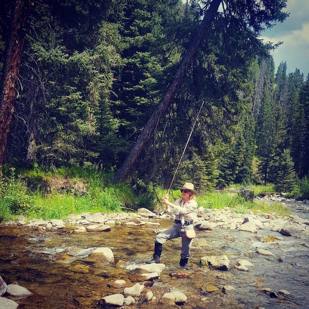 キャサリン・ウィニックのインスタグラム：「This girl likes to FISH.」