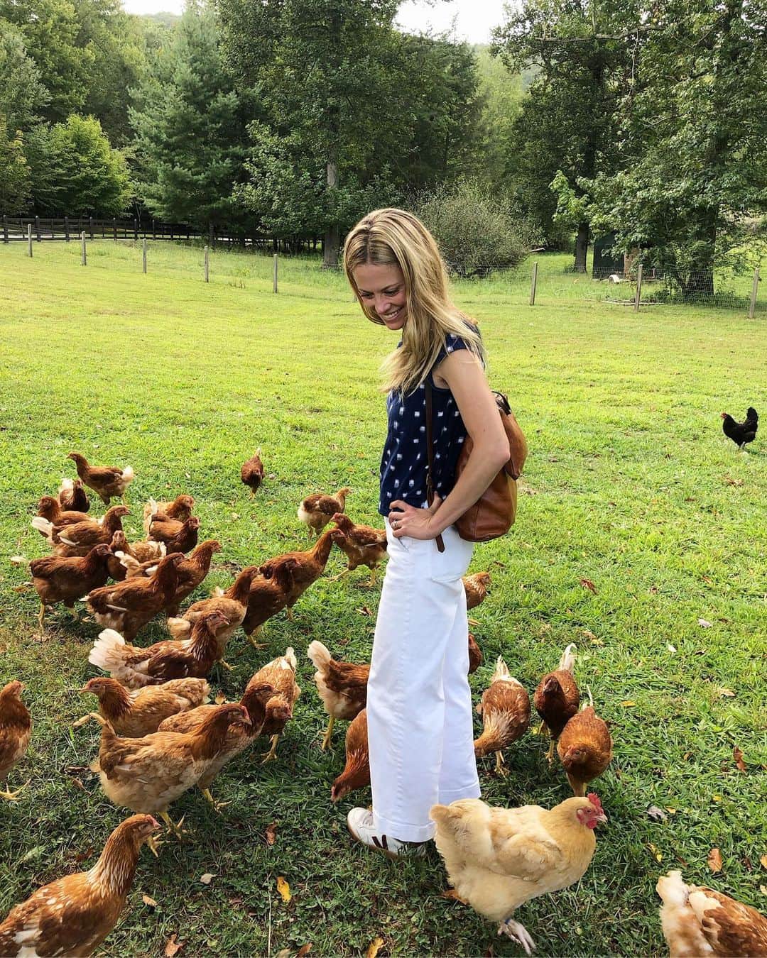 クレア・コフィーのインスタグラム：「Always such a warm welcome on the farm...!」