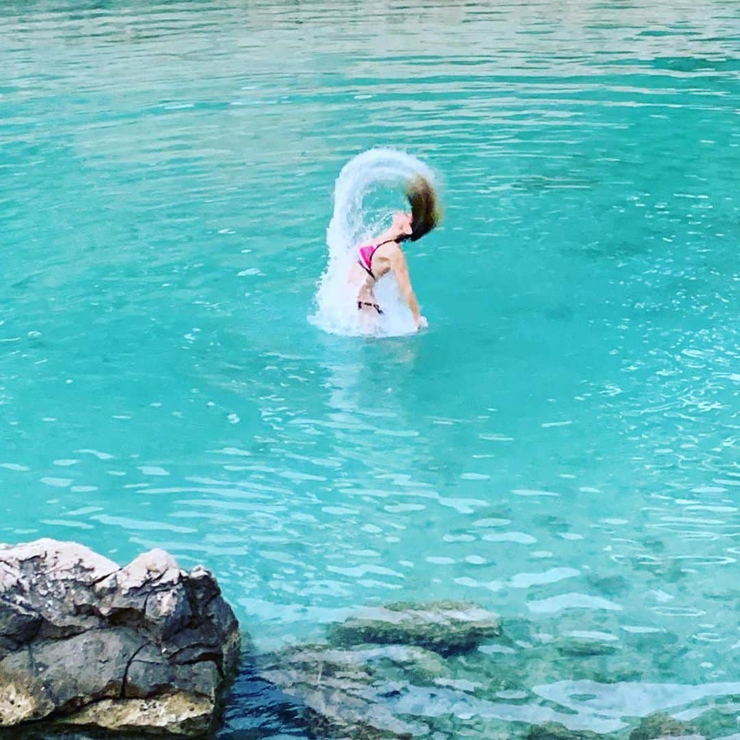 ヴィルジニー・デデューさんのインスタグラム写真 - (ヴィルジニー・デデューInstagram)「💦 NOTRE SUD 💙 avé les cigales  Play in the sea ........ #calanques #portpin Chez nous tout simplement ... • #copains #enjoy #nature 📸 by my @mediterrane_enne @jeremie.vanhee @herve_alphand @jerome_fernandez11 😘 @nabaiji @natationartistique @decathlon」8月23日 6時27分 - virginie_dedieuoff