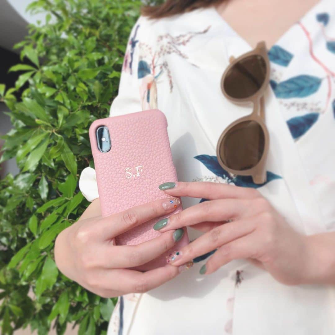 藤川沙弥のインスタグラム：「𓃟♥﻿ ﻿ オーダーしてた🇦🇺発のiPhoneケース🐨﻿ 淡いピンクがかわいすぎて決めた🥺🌷﻿ ﻿ アルファベットは悩みに悩んで﻿ ゴールドでシンプルにイニシャルを♡﻿ ﻿ ﻿ #メゾンドサブレ#iPhonecase#オーダーケース #maisondesabre#iPhoneケース #iPhoneXケース#ぴんく#ピンク小物」