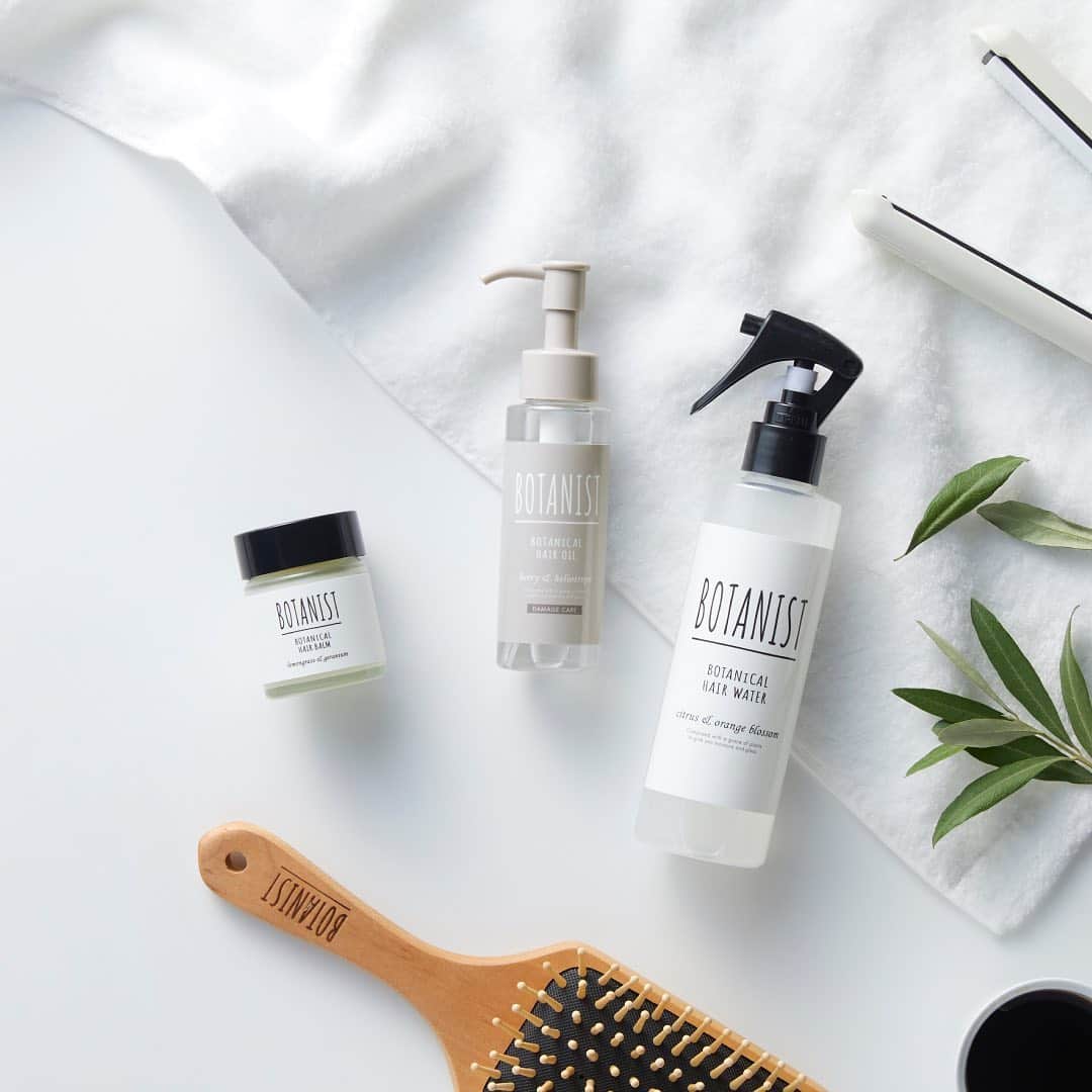 のインスタグラム：「【NEW】 #BOTANIST 初のヘアスタイリング剤と、その他2アイテムが同時発売✨ ⠀⠀ 明日8/24（土）より、「ボタニカル ヘアバーム」がBOTANIST Tokyo（@botanist_tokyo）にて先行発売！ どこよりも早くご購入いただけます🌿 スタイリングに加え、独自の集中補修成分が髪内部まで浸透し、ダメージを補修。こだわりの植物由来成分配合で、手指や肌への保湿剤としてもお使いいただけます。 ⠀⠀ 更にダメージケアシリーズから待望の「ボタニカルヘアオイル ダメージケア」、お客さまの声を元にリニューアル（保湿力・潤い力・容量がアップ）した「ボタニカルへアウォーター」も登場✨ ⠀⠀ 夏の日差しや乾燥で傷んだ髪をケアするアイテム3種です。 ぜひこれからの季節にお試しくださいね♪ ⠀⠀ ＜発売 / 取扱い店舗＞ 8/24（土）：BOTANIST Tokyo 先行販売開始 8/29（木）：公式WEBサイト（&Habit）/ オンラインストア 9/1（日）：全国バラエティショップ / 全国ドラッグストア（一部店舗除く） ※ ボタニカルヘアバームは、BOTANIST Tokyo、公式WEBサイト、オンラインストア、バラエティショップのみの取扱となります。 ⠀⠀ ⠀⠀ Introducing three new BOTANIST items for release!  From tomorrow our Botanical Hair Balm will be exclusively available at Botanist Tokyo! Get it first, ahead of everybody else!  Take control of your damaged hair while styling, focusing on the parts of your hair that just your hair needs some extra caring for. Made with carefully selected plant-based ingredients, it provides moisture to your skin.  At the same time, the new and improved Botanical Hair Oil Damage Care and Botanical Hair Water make its grand re-entrance!  Three must-have items providing care to that sun-kissed damaged hair. Give it a test! ⠀⠀ ⠀⠀ ＜Distributors＞ 24th Aug / Botanist Tokyo - Pre-released 29th Aug / Available at our official webstore &Habit as well as other listed webstores.  1st Sep / Available at all domestic variety- and drugstores in Japan. (Stock may vary from store to store) ※Note: Botanical Balm is only available at Botanist Tokyo, online stores and variety shops. ⠀⠀ #ボタニスト #botanisttokyo #ボタニストトウキョウ  #ヘアバーム #スタイリング #スタイリング剤 #濡れ髪 #ウェットヘア ⠀⠀ 🗼@botanist_tokyo 🌍@botanist_global 🇨🇳@botanist_chinese 🇰🇷@botanist_korea」