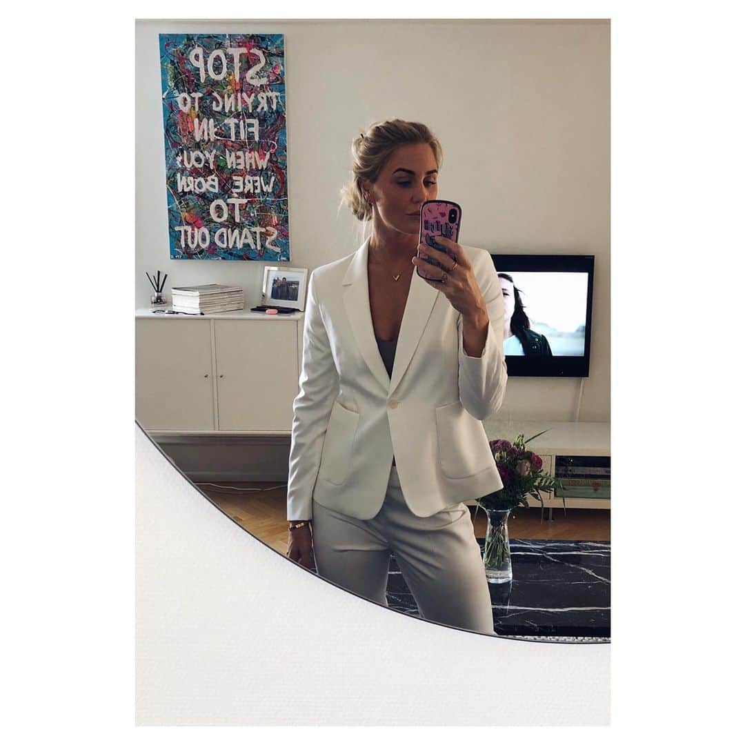 ヤネッテ・オッテセンさんのインスタグラム写真 - (ヤネッテ・オッテセンInstagram)「White suit kinda day? #friyay」8月23日 17時23分 - jeanetteottesens