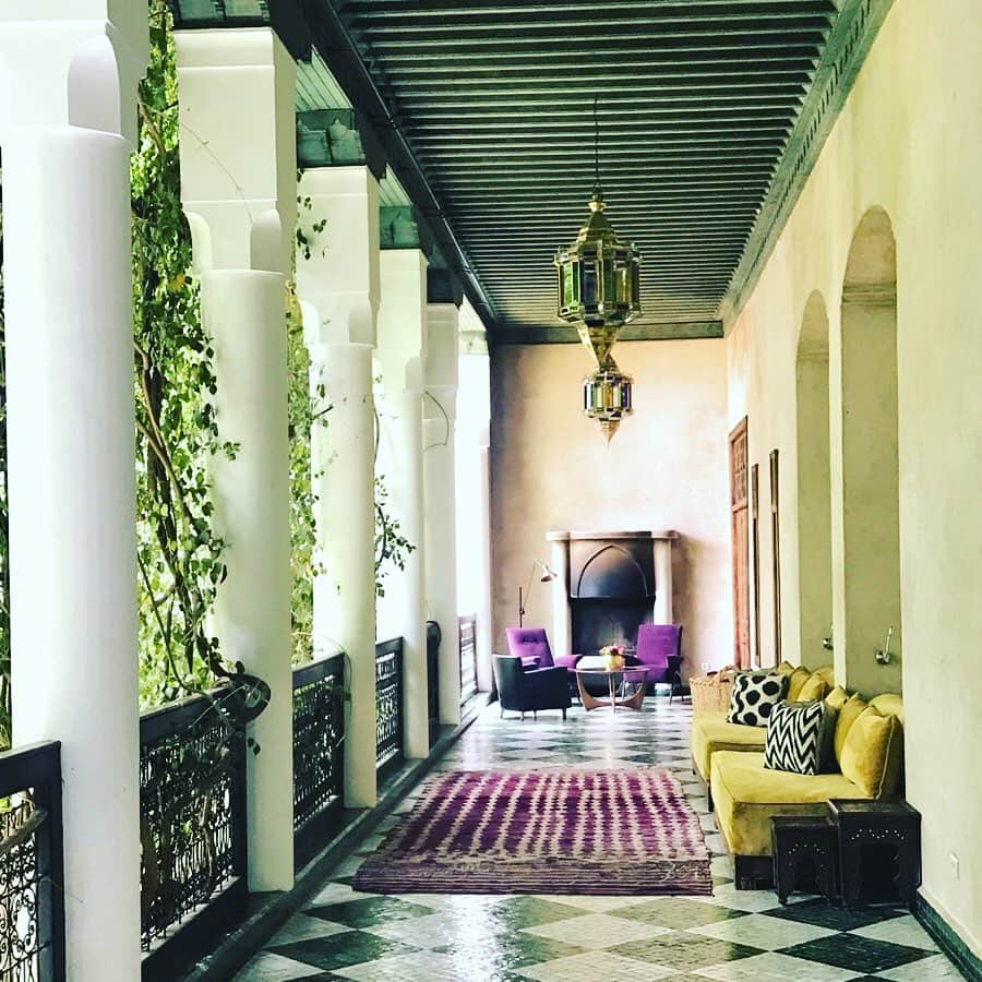 Orangina オランジーナ公式さんのインスタグラム写真 - (Orangina オランジーナ公式Instagram)「ORANGINA VACANCES CLUB 2019  Bonjour!👋🇫🇷 今年のプチバカンス🌞は モロッコ🇲🇦のマラケシュにやってきました〜 日本から遠いモロッコですが、パリからマラケシュまではたったの3時間ちょっと✈️ とっても身近な旅先なのです。  旧市街メディナの、古い宮殿を改装したホテルはとても美しくて、街の喧騒を忘れるほど静か。 屋上のプールサイドに寝そべって、まずは冷た〜いオランジーナでカンパイです🍊  皆さんもトレボンな週末を😋  #ORANGINA #ORANGINA100 #オランジーナ #オランジーナ100 #ORANGINAVACANCESCLUB」8月23日 15時56分 - orangina_jp