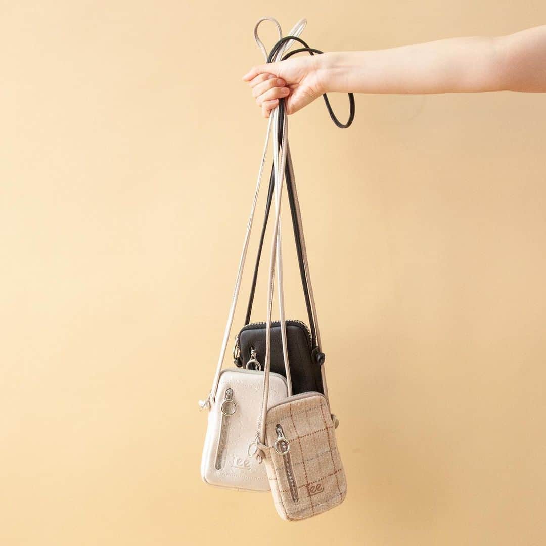 のインスタグラム：「Lee×SMIRNASLI Mobile Shoulder . スマホとリップなど ちょっとしたものを入れるのに 便利な携帯ショルダーが登場❤︎ カラーで生地感も異なるので ぜひwebか店頭で😊 . color Beige/Silver/Black/Brown . #Lee #SMIRNASLI #コラボ #限定 #limited  #shoulder #ショルダー #newarrival #new」