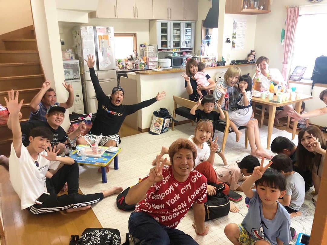 太陽チャンネルのインスタグラム：「我が家キャパオーバー🤣🤣🤣💕 天気悪いけど楽しむぞー🤟🤟😍 #ロボットチャンネル #ココロマンちゃんねる #ファーストキッズtv #太陽チャンネル #移動で #軽く渋滞 #関西組🤟」