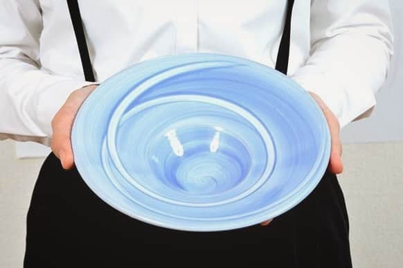 ENGIYA｜縁器屋さんのインスタグラム写真 - (ENGIYA｜縁器屋Instagram)「. 縁器屋の「パスタ皿(水色) 小石原焼 マルワ窯」が、Creemaの「和にも洋にも 映える青の食器」特集に掲載されました！ https://www.creema.jp/feature/958  マルワ窯の特徴であるうずまき模様を生かしたパスタ皿です。どんなパスタ料理でもおしゃれに盛り付ける事ができます。 https://www.creema.jp/item/7237183/detail  #小石原焼 #パスタ皿 #マルワ窯 #うずまき模様 #creema」8月23日 16時26分 - engiya_japan