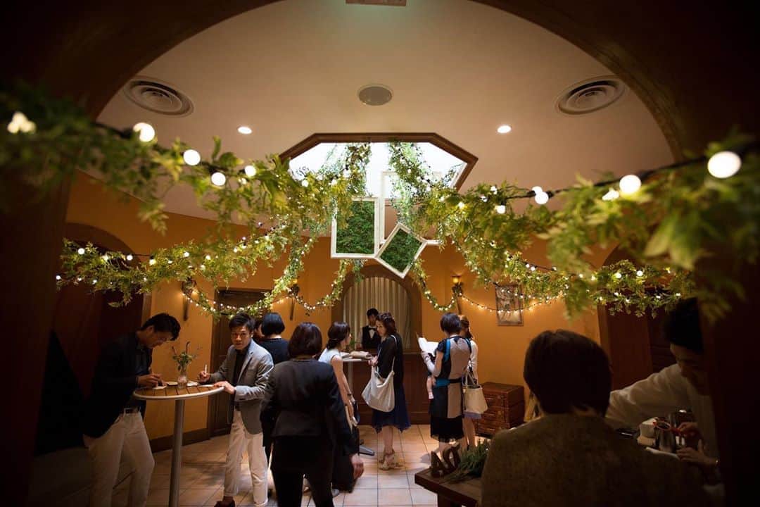 ヴィラデマリアージュさいたまのインスタグラム：「—Party Report— . “Café” Ryohei & Mai's mariage . . 休日はカフェデートが定番なお二人 . 緑に囲まれ・コーヒーの香りが漂い ゆったりと過ごす・・・ . そんな空間が結婚式でつくれたら・・ . そんな想いで作られたウェルカムスペースは カフェに来て頂いたゲストへの おもてなしを沢山ご用意してお出迎え！ . グリーン多めのゆったりとした空間で ゲストの皆様にお過ごし頂きました！ . そんな温かな心のこもった結婚式でした  Bon Mariages! . . #villasdesmariages#ヴィラデマリアージュ#ヴィラデマリアージュさいたま#結婚式レポート#結婚式場#ウェディング#wedding#ブライダルフェア  #式場見学#大宮結婚式場#結婚式場探し#式場探し#南フランス #ウェディングネーム#weddingname#コンセプトウェディング#プレ花嫁#プレ花嫁準備#プレ花嫁さんと繋がりたい#卒花嫁#卒花嫁レポ#卒花嫁さんとも繋がりたい#weddingphotography#weddingphotos#weddingphoto#ウェディングフォト#さいたま#さいたま結婚式場」