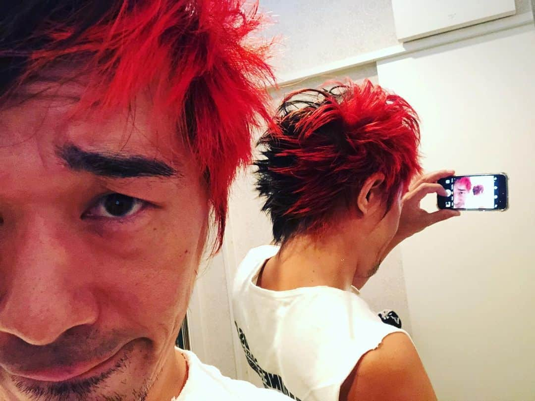 U-tanさんのインスタグラム写真 - (U-tanInstagram)「評判のイマイチやったロン毛w 1週間くらいかけて少しづつ切ってました。だいぶ短くなってきたな〜。もうちょいやな(￣▽￣) さてワタシは何人いるでしょうか？」8月23日 16時32分 - utan_g4n