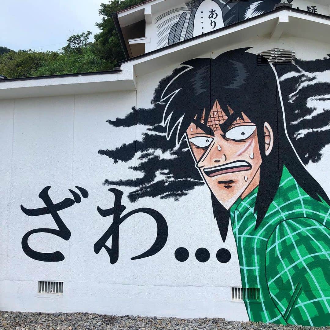 Aya（高本彩）さんのインスタグラム写真 - (Aya（高本彩）Instagram)「おじいちゃんが生まれ育った島愛媛県〝高井神島〟へ行ってきました。 高井神島は瀬戸内海にある離島で20世帯ほどしかない小さな島です🐟 その中におじいちゃんの家があるのですが、今高井神島はアートであふれていて漫画家の先生方の作品が島の家に描かれています。 今回私も、とあるプロジェクトでこの島でお仕事をする、、、かも？？？しれないのでロケハンにきました！  20年ぶりの高井神島笑  漫画好きにはたまらないですよー🙏皆さんも是非遊びにきて欲しいです🙏  #高井神島 #アートの島 #愛媛県 #瀬戸内海 #離島」8月23日 16時43分 - aya_dream04
