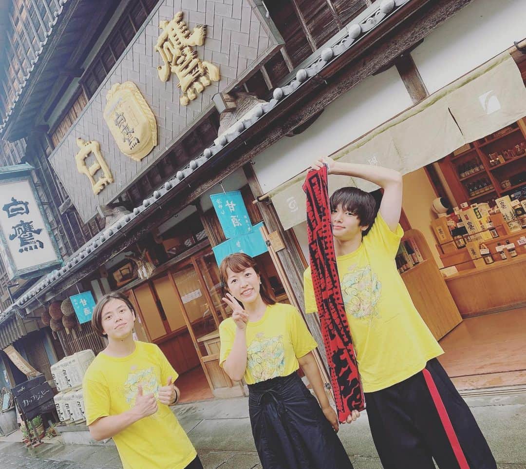 小椿希美のインスタグラム：「・ 今日も 24時間テレビ応援キャラバン✨ 最終日の今日は、三重県。 ・ 『BOYS AND MEN研究生』の 北川せつらくん、松岡拳紀介くんと ご一緒させていただきました😊 ・ 『BOYS AND MEN研究生』は、 東海エリアを中心に全国に向けて 活躍中のボイメンこと ボーイズアンドメンの弟分として 活動中の6人組グループです。 ・ 終了後の3ショット✨ カメラを向けられると BMKタオルで 私の顔を隠そうとする松岡くん… 10代アイドルにいじられる大人😂 結果、このポーズに落ち着き 無事にキャラバン隊ラストの 記念写真を撮ることが出来ました☺️ ・ 24時間テレビの 応援キャラバンには、 ことし初参加させていただきましたが たくさんの方に出会い お話が出来た 貴重な時間になりました。 ・ 今日は、視覚障害がある方が お手紙をくださいました。 点字のお手紙に、 たくさんの折り鶴を入れた プレゼント。 お話をお聞きしたら、 小学3年生の時に、 折り鶴を折った感覚を いまだに手で覚えていて その感覚を頼りに 折ったものだそうです。 中には、10円玉くらいの 小さな折り鶴もあり その研ぎ澄まされた感覚に 驚きました。 優しいお気持ち、 大切に持ち帰らせていただきます。 きょうのキャラバンの様子は、 中京テレビ『キャッチ！』で 放送予定です。 ・ 明日は、いよいよ24時間テレビ 本番！！ 私は、2日間とも 中京テレビ本社近くの ステージでイベントMCを 担当させていただく ことになりました😊✨ きょうご一緒した ボイメン研究生の2人も 出演する音楽ライブや お笑いライブもあります。 お近くの方、ぜひ 中京テレビに遊びに来てくださいね♫ ・ #24時間テレビ#応援キャラバン #三重県#松阪市#伊勢市 #ボーイズアンドメン研究生  #北川せつら#松岡拳紀介  #チャリtシャツ#大野智さんデザイン」