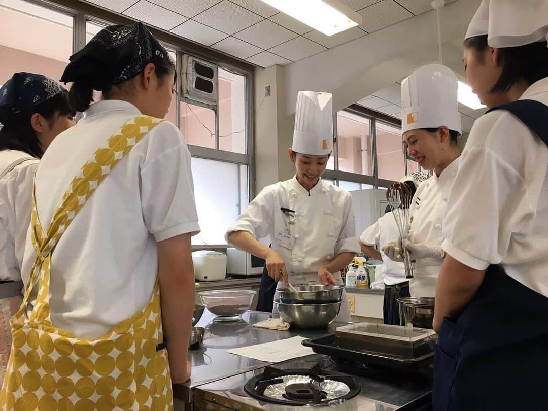 神戸製菓専門学校（公式）さんのインスタグラム写真 - (神戸製菓専門学校（公式）Instagram)「#兵庫県立柏原高等学校 #調理部 の皆さんを対象に、製菓実習を実施しました！🍫 メニューは #白小豆 という高級食材を使った #ブラウニー 🍫 「おいしい❤️」ことはもちろん、「オシャレ✨」にもこだわりたいとのことで、 #コーヒー☕️の入れ方や #皿盛り にも挑戦✨  みなさん練習頑張ってくださいね😊  そして、暑がりな先生のために、流行りの #ハンディファン を心優しい生徒さんが貸して下さいました❗️😭✨ それを扱うアシスタントの先生も、なかなかシュール..... #ハンディファンを貸してくれた生徒さん本当にありがとう #神戸製菓 #神戸製菓専門学校 #連携授業 #出張授業 #お菓子作り #お菓子 #お菓子作り好きな人と繋がりたい #パティシエ #パティシエになりたい #柏原 #柏原高校 #神戸 #三宮 #三ノ宮 #神戸カフェ #神戸スイーツ #製菓専門学校 #スイーツ #チョコレート #ハンディファン #pattistagram2019」8月23日 16時36分 - kobeseika_info