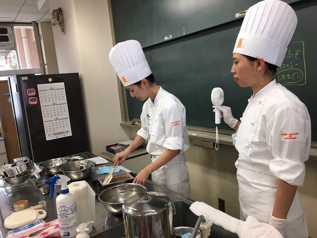 神戸製菓専門学校（公式）さんのインスタグラム写真 - (神戸製菓専門学校（公式）Instagram)「#兵庫県立柏原高等学校 #調理部 の皆さんを対象に、製菓実習を実施しました！🍫 メニューは #白小豆 という高級食材を使った #ブラウニー 🍫 「おいしい❤️」ことはもちろん、「オシャレ✨」にもこだわりたいとのことで、 #コーヒー☕️の入れ方や #皿盛り にも挑戦✨  みなさん練習頑張ってくださいね😊  そして、暑がりな先生のために、流行りの #ハンディファン を心優しい生徒さんが貸して下さいました❗️😭✨ それを扱うアシスタントの先生も、なかなかシュール..... #ハンディファンを貸してくれた生徒さん本当にありがとう #神戸製菓 #神戸製菓専門学校 #連携授業 #出張授業 #お菓子作り #お菓子 #お菓子作り好きな人と繋がりたい #パティシエ #パティシエになりたい #柏原 #柏原高校 #神戸 #三宮 #三ノ宮 #神戸カフェ #神戸スイーツ #製菓専門学校 #スイーツ #チョコレート #ハンディファン #pattistagram2019」8月23日 16時36分 - kobeseika_info